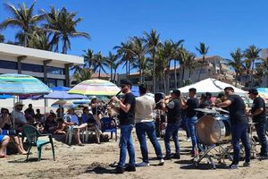 Hoteleros quieren prohibir las bandas musicales en playas de Mazatlán porque se ve “chafa”