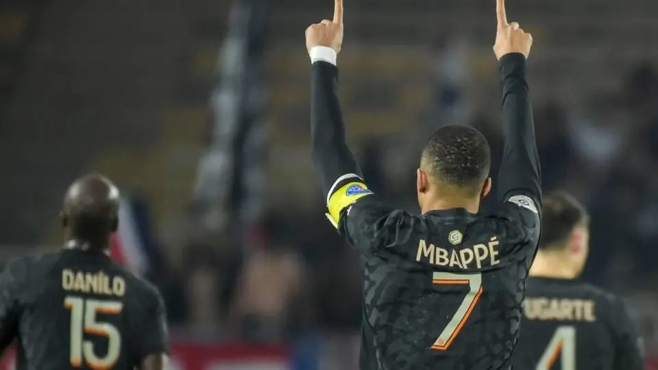 Mbappé arrancó en la banca, entró y le dio la victoria al PSG ante el Nantes