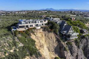 Mansión de 16 millones de dólares está por caer al Pacífico y su dueño se niega a salir