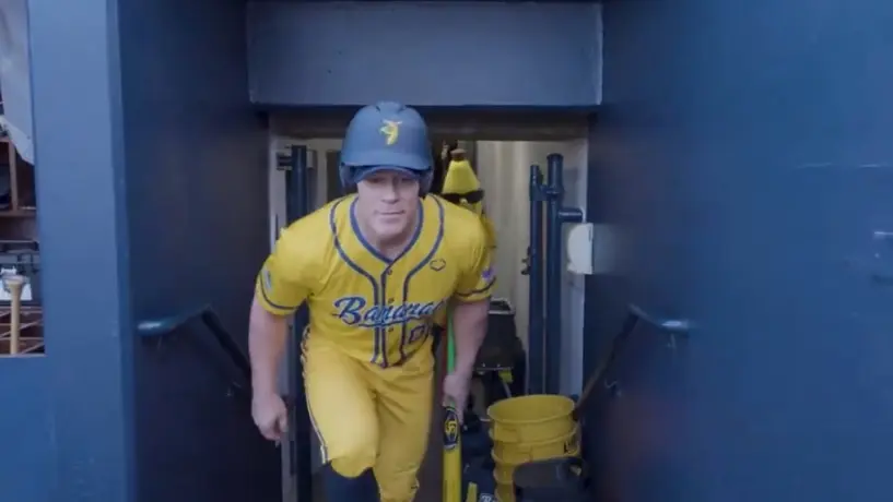 ¿Nueva faceta? John Cena es captado jugando beisbol
