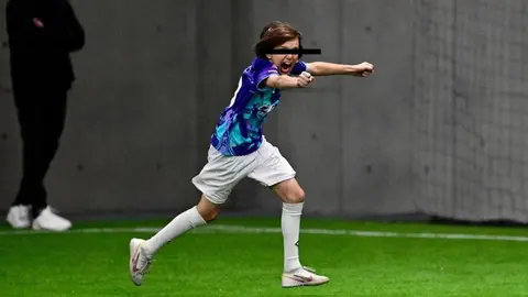 Hijo de Luis García falla un penalti pero se redime y anota gol en la People's League