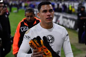 ¡Gran detalle! Ángel Malagón obsequió su playera a policía del Estadio Jalisco