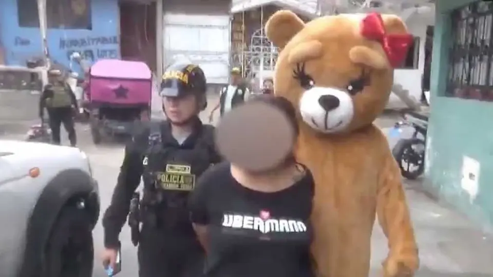 Policía se disfraza de oso de peluche para detener a presuntas vendedoras de drogas