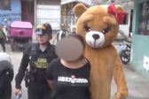 Policía se disfraza de oso de peluche para detener a presuntas vendedoras de drogas