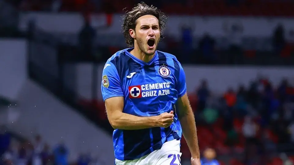Santiago Giménez: Regaló su medalla de Campeón con Cruz Azul a un aficionado