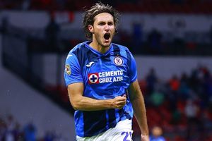 Santiago Giménez: Regaló su medalla de Campeón con Cruz Azul a un aficionado