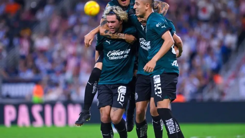 ¡Resurgió el Rebaño! Con polémica y suerte, Chivas venció a Rayados y le quitó el invicto