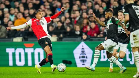 Sin Santiago Giménez, Feyenoord remontó ante Groningen y se metió a la Final de Copa