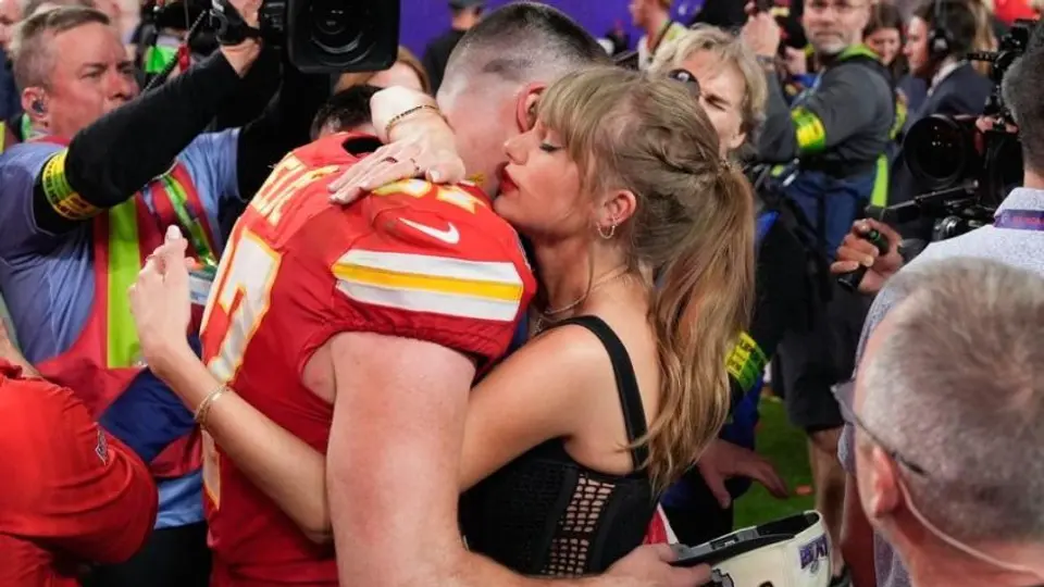 ¡Separados de nuevo! Travis Kelce fue visto en Philadelphia mientras Taylor Swift sigue en Singapur