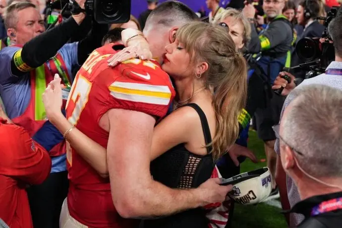 ¡Separados de nuevo! Travis Kelce fue visto en Philadelphia mientras Taylor Swift sigue en Singapur