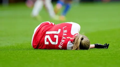 Frida Maanum, del Arsenal Femenil, se desploma durante la Final de la Copa de la Liga