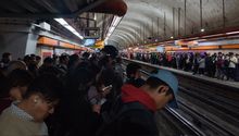 Línea 7 del Metro sufre retrasos por daño en uno de sus trenes
