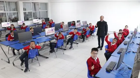 Entregan 17 aulas digitales y 340 computadores en Atizapán