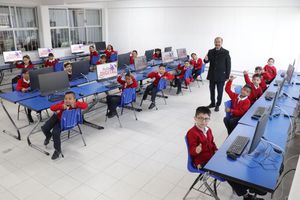 Entregan 17 aulas digitales y 340 computadores en Atizapán