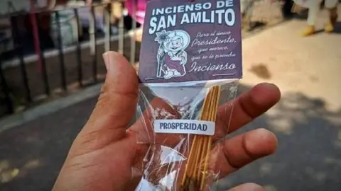 Venden inciensos de "San AMLITO" previo a Semana Santa