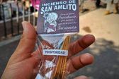 Venden inciensos de "San AMLITO" previo a Semana Santa