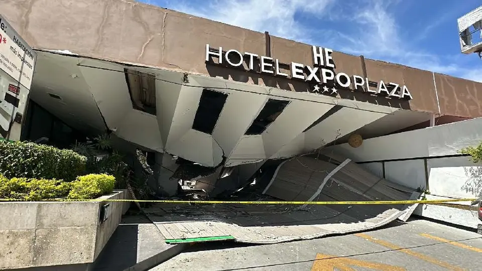 Se derrumba fachada del Hotel Expo Plaza, en Guadalajara