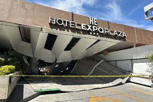 Se derrumba fachada del Hotel Expo Plaza, en Guadalajara