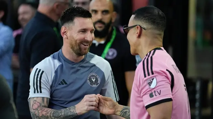 ¡Vaya crossover! Lionel Messi y Daddy Yankee se saludan previo al duelo de Inter Miami