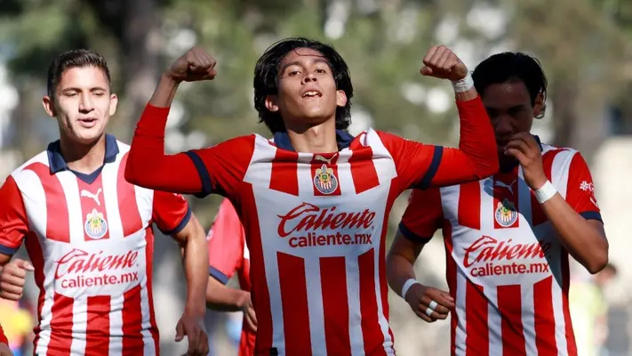 ¿Quién es Ariel Castro, el canterano de Chivas que deslumbró en las inferiores en el Clásico Nacional?