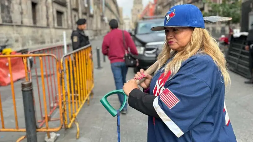 Ceci Flores, líder de las Madres Buscadoras, se viste de beisbolista para ver si así AMLO la recibe