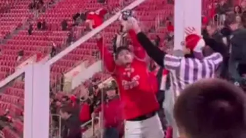 Aficionados de Benfica y Toulouse intercambian bufandas