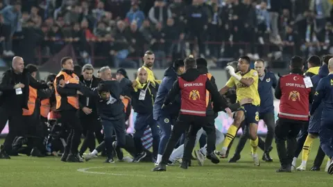 Aficionados del Trabzonspor turco fueron detenidos por agredir a jugadores del Fenerbahce
