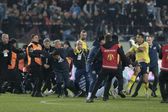 Aficionados del Trabzonspor turco fueron detenidos por agredir a jugadores del Fenerbahce