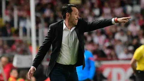 Reportero encara a Fentanes y el DT del Necaxa lo 'regaña': ¿Es en serio tu pregunta'