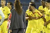 ¡Violencia en estadio! Maxi Olivera, jugador de Peñarol, golpeado por piedra lanzada desde la gradas