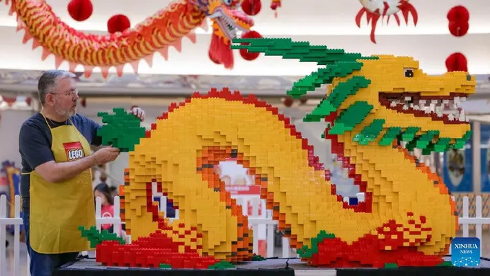 Celebran llegada del Año Nuevo Chino con dragón hecho de piezas de Lego