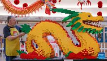 Celebran llegada del Año Nuevo Chino con dragón hecho de piezas de Lego