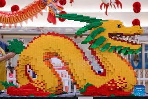 Celebran llegada del Año Nuevo Chino con dragón hecho de piezas de Lego