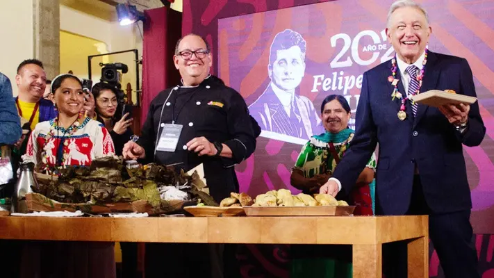Andrés Manuel López Obrador celebra el Día de la Candelaria con un tamal de zacahuil