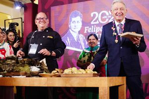 Andrés Manuel López Obrador celebra el Día de la Candelaria con un tamal de zacahuil