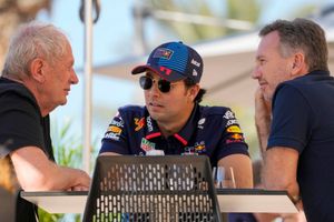 Helmut Marko pide a Checo Pérez "sacarse de la cabeza" a Max Verstappen