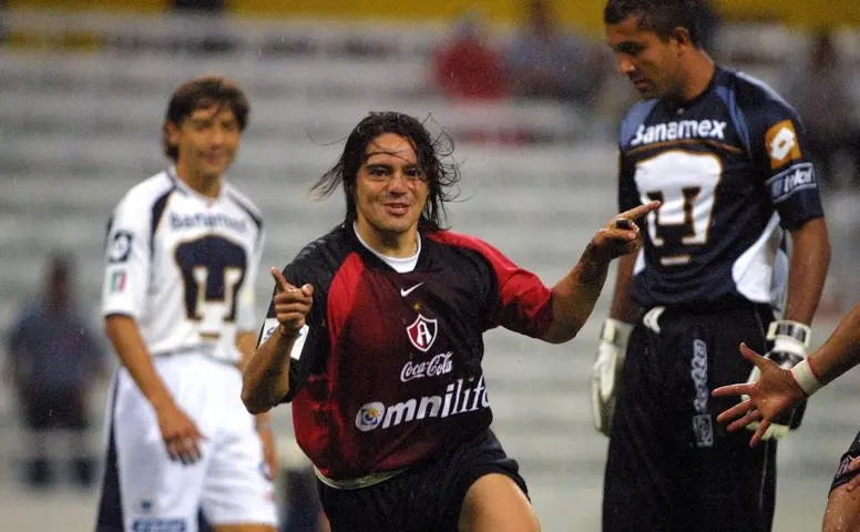 Ricardo Valenzuela en goleada a Pumas en 2002