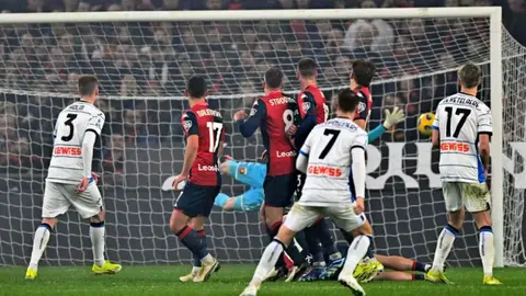 Johan Vásquez fue titular en la derrota de Genoa 1-4 contra Atalanta
