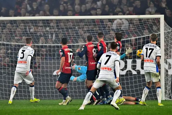 Johan Vásquez fue titular en la derrota de Genoa 1-4 contra Atalanta