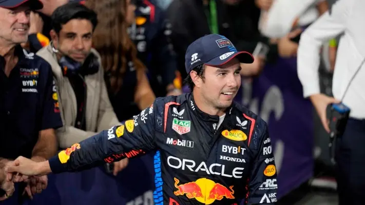 'Checo' Pérez asume la culpa tras el incidente en boxes con Fernando Alonso en el GP de Arabia Saudita