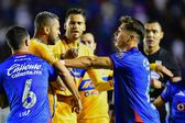 ¡Jugadores de Tigres se pelean entre ellos! Samir y Carioca forcejean en duelo vs Cruz Azul