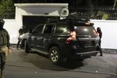 Policías de Ecuador irrumpen en la Embajada de México en Quito
