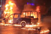 Normalistas de Ayotzinapa incendian patrulla de la Policía Estatal