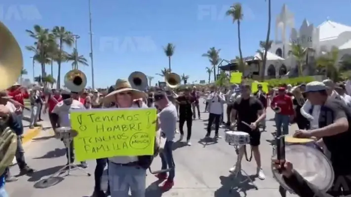 Policías se enfrentan con músicos de Mazatlán que protestaban para poder trabajar en playas