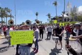 Policías se enfrentan con músicos de Mazatlán que protestaban para poder trabajar en playas
