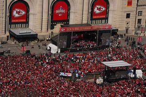 ¿Qué provocó el tiroteo en el desfile de los Chiefs tras ganar el Super Bowl ante los 49ers?