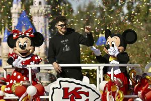 ¡Festejo a lo grande! Patrick Mahomes desfiló con su trofeo de Super Bowl en Disney