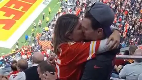 ¿La envidia de Taylor Swift? Aficionada recibe propuesta de matrimonio en el Super Bowl