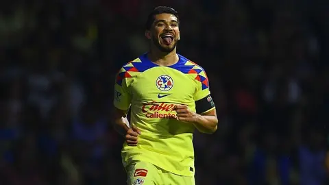 Carlos Reinoso felicita a Henry Martín luego de alcanzarlo como goleador azulcrema