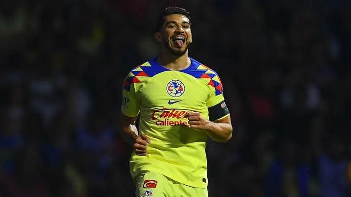 Carlos Reinoso felicita a Henry Martín luego de alcanzarlo como goleador azulcrema